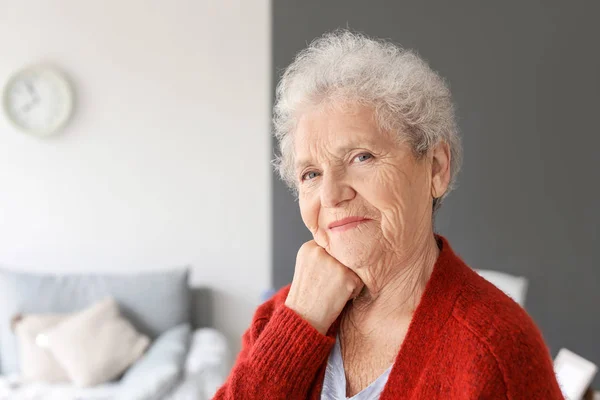 Ritratto di donna anziana a casa — Foto Stock