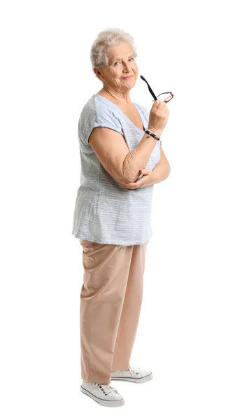 Портрет пожилой женщины на белом фоне — стоковое фото