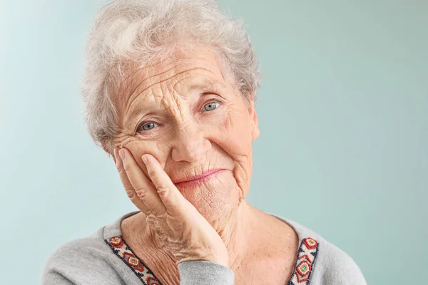 Porträt einer Seniorin auf grauem Hintergrund — Stockfoto