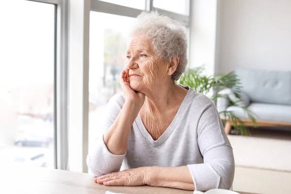 Retrato de la mujer mayor en casa — Foto de Stock