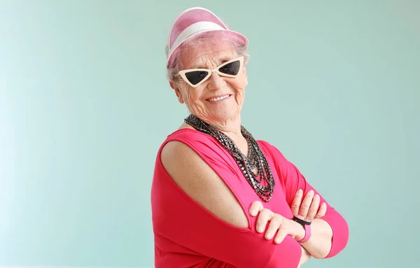 Портрет стильной пожилой женщины на сером фоне — стоковое фото