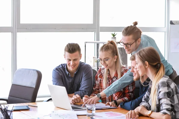 Grupo de jóvenes en la reunión de empresa en el cargo — Foto de Stock