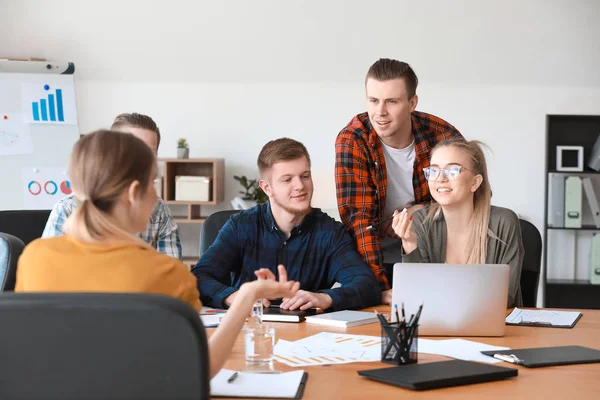 Grupo de jóvenes en la reunión de empresa en el cargo — Foto de Stock