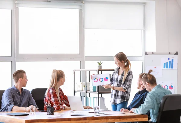 Grupp ungdomar vid affärsmöte i Office — Stockfoto