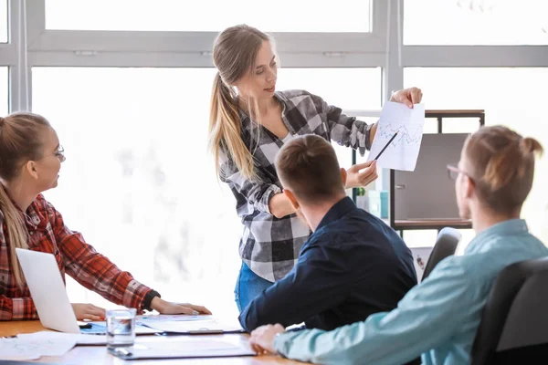 Groep jongeren op zakelijke bijeenkomst in kantoor — Stockfoto