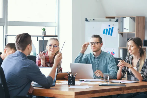 Groupe de jeunes lors d'une réunion d'affaires au bureau — Photo