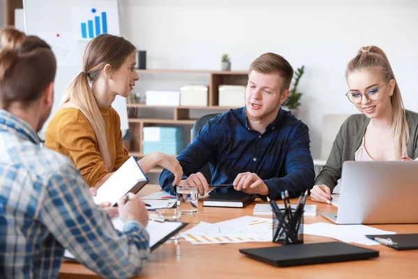 Grupo de jóvenes en la reunión de empresa en el cargo — Foto de Stock