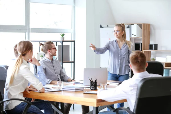 Jonge zakenvrouw die presentaties geeft tijdens een vergadering in het kantoor — Stockfoto