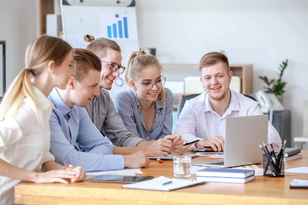 Grupp ungdomar vid affärsmöte i Office — Stockfoto