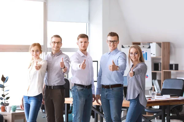 Grupp av unga affärsman som visar tummen upp-gest i Office — Stockfoto