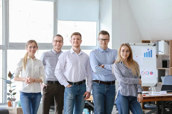 Gruppen av unga affärsmän i office — Stockfoto