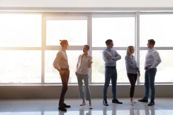 Grupp unga affärsfolk nära Window in Office — Stockfoto