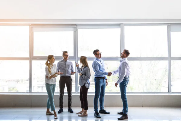 Grupo de jóvenes empresarios cerca de la ventana en la oficina — Foto de Stock