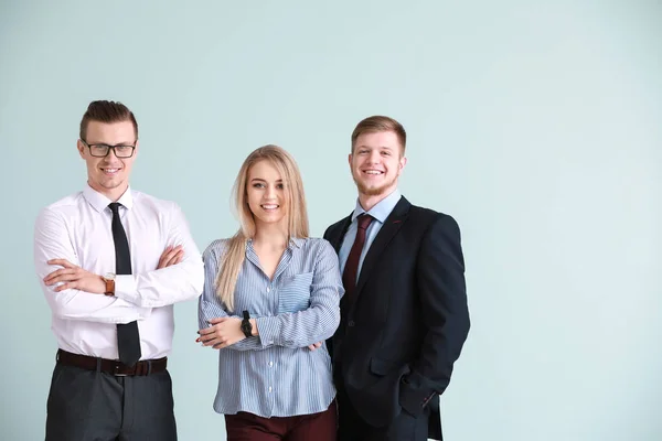 Groep jonge zakenmensen op lichte achtergrond — Stockfoto