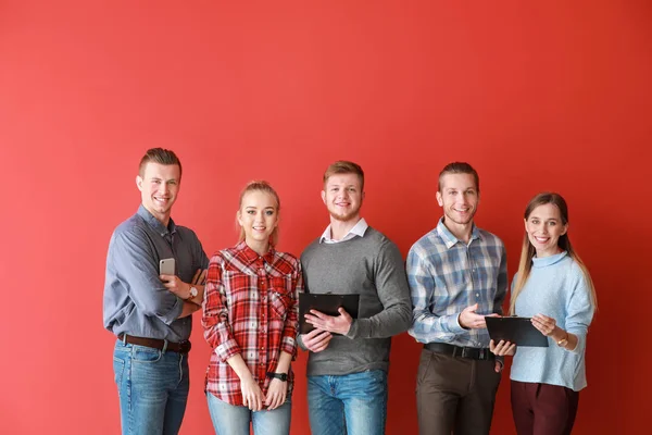 Grupp unga affärsfolk på färg bakgrund — Stockfoto