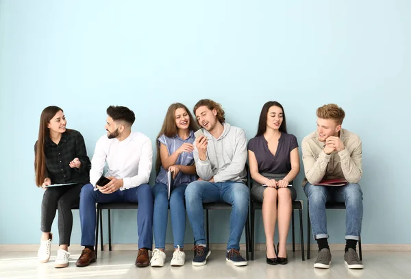 Jongeren die binnen op een sollicitatiegesprek wachten — Stockfoto