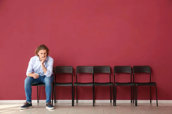 Jeune homme en attente d'un entretien d'embauche à l'intérieur — Photo