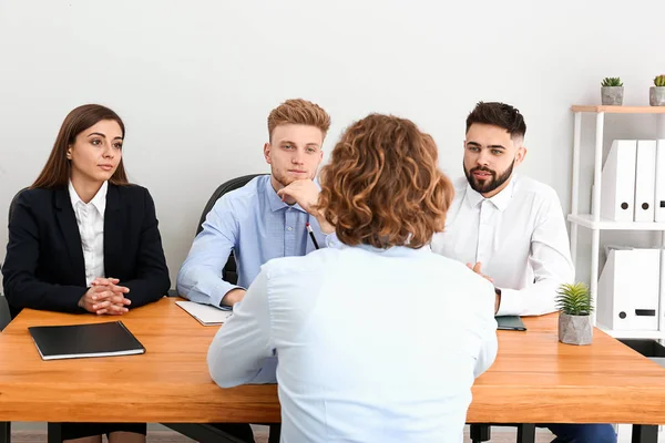 Human resources commission interviewing man in office — Stock Photo, Image