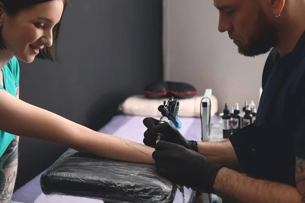 Artista professionista che fa tatuaggi nel salone — Foto Stock