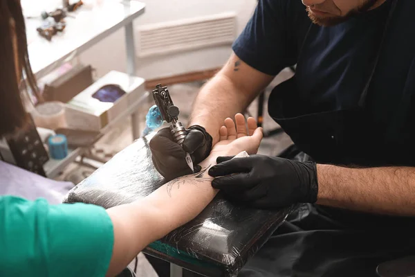 Artista profissional fazendo tatuagem no salão — Fotografia de Stock