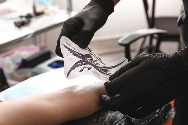 Profesyonel sanatçı kuaförde dövme yapıyor. — Stok fotoğraf