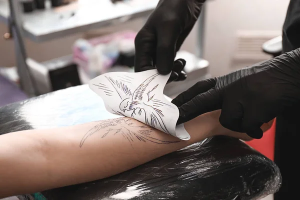 Professional artist making tattoo in salon — Stock Photo, Image