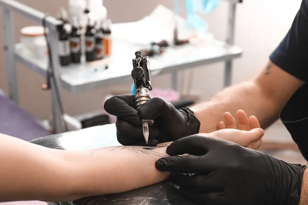 Professional artist making tattoo in salon — Stock Photo, Image