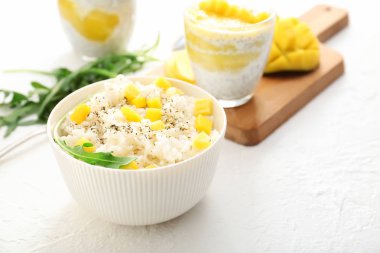 Beyaz masada lezzetli pirinç ve mango ile Kase