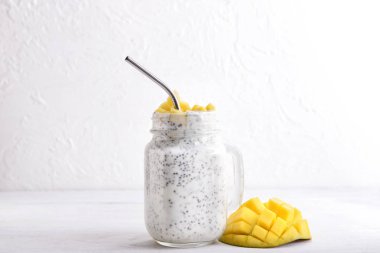 Beyaz masada lezzetli mango tatlı Mason kavanoz