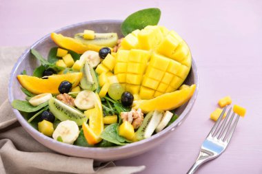 Masada lezzetli mango salatası ile Bowl