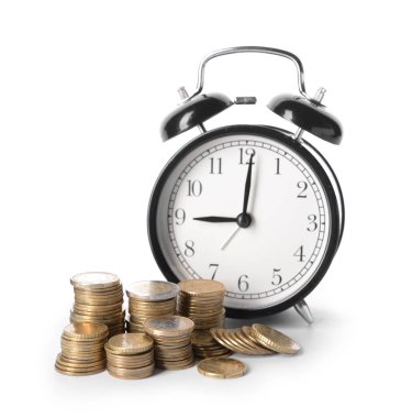 Beyaz arka plan üzerinde sikke ile çalar saat. Para tasarrufu kavramı