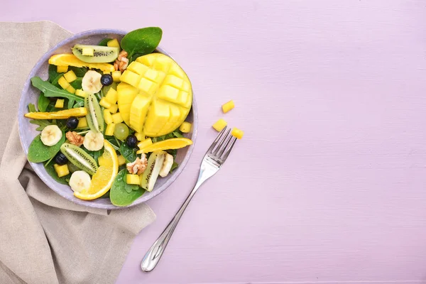 Piatto con gustosa insalata di mango su sfondo a colori — Foto Stock