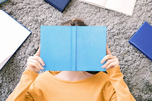 Bella giovane donna che legge libri a casa — Foto Stock
