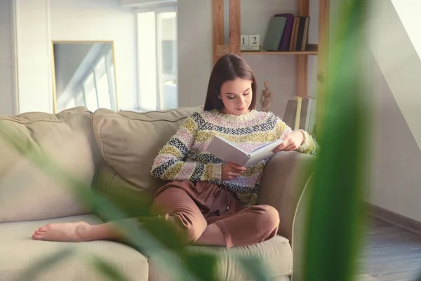 Hermosa joven leyendo libro en casa — Foto de Stock