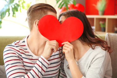 Evde kağıt kalp ile Mutlu genç çift