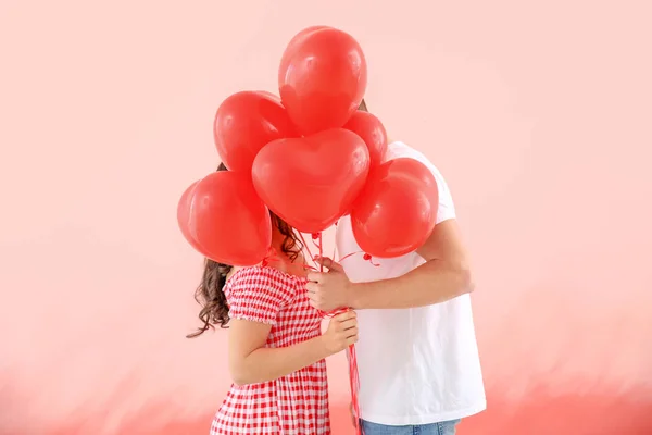 色の背景に気球を持つ幸せな若いカップル — ストック写真