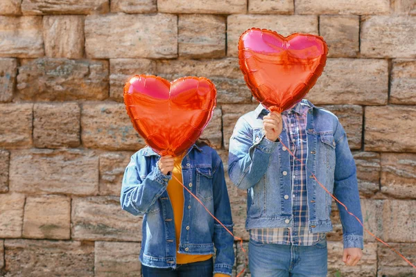 屋外でハート型の気球を持つ幸せな若いカップル — ストック写真