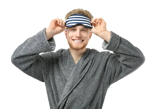 Hombre guapo con máscara de dormir sobre fondo blanco — Foto de Stock