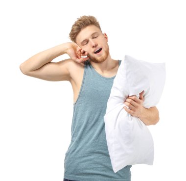 Beyaz arka planda yastık ile Sleepy adam
