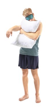 Beyaz arka planda erkek uyurgezer