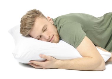 Beyaz arka planda yakışıklı uyuyan adam