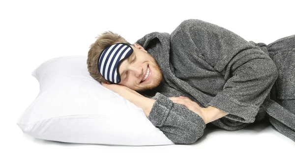 Спящий мужчина в маске и подушке на белом фоне — стоковое фото