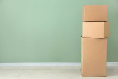 Renk duvarının yakınında karton kutular