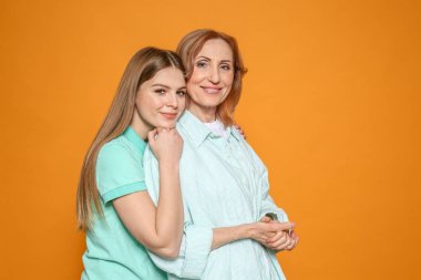 Renkli arka planda kızı ile mutlu anne Portresi