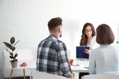 Ofiste çift ile çalışan kadın psikolog