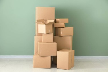 Renk duvarının yakınında karton kutular