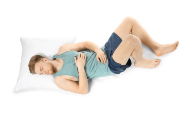 Beyaz arka planda yakışıklı uyuyan adam