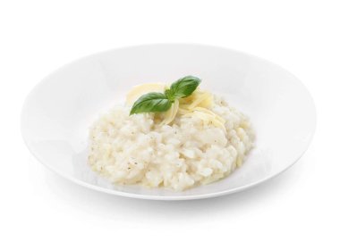 Beyaz arka planda lezzetli risotto tabağı