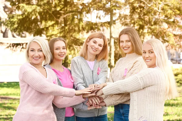 Farklı yaşlardaki kadınlar dışarıda el ele tutuşuyor. Meme kanseri kavramı — Stok fotoğraf