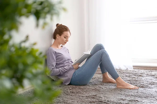 Hermosa joven leyendo libro en casa — Foto de Stock